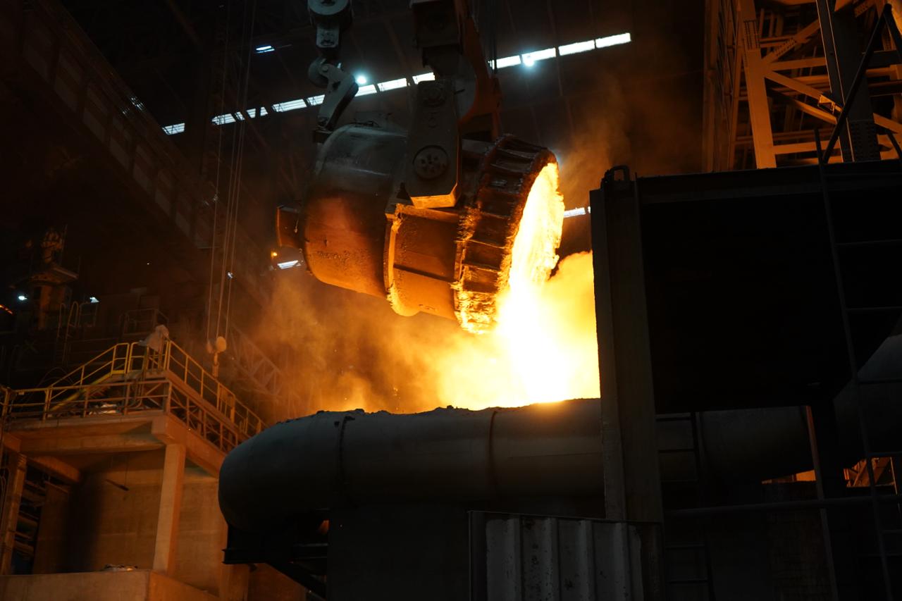 Steel production facility with molten metal